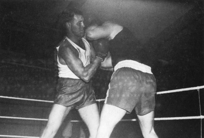 Zwei Boxer kämpfen im Ring
