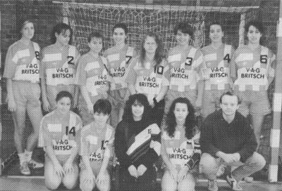 Frauenmannschaft in Volleyballtrikots